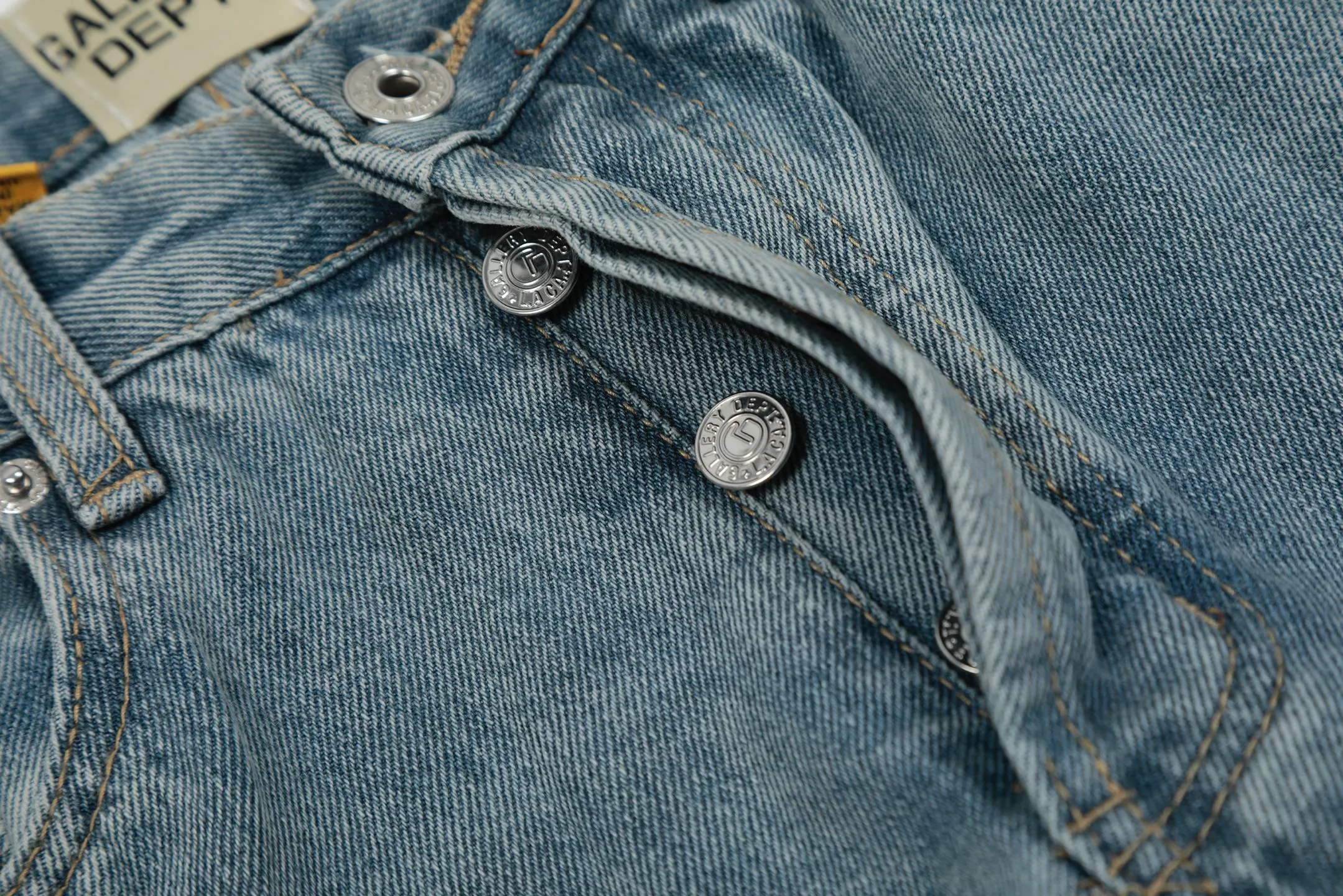 #8146 P290💰 Independent GALLERY DEPT. Vintage multi-leather spliced cross loose washed flared jeans - truly restore the ultimate texture of Vintage - original hardware accessories washed and other elevators, QR code analysis are all purchased from the original factory, high degree of restoration, you are welcome to compare with a certain product~ - Three-dimensional version Loose and comfortable, not picky about the body shape, taller and slimmer, factory Seiko, original factory quality control, same style for men and women, can be matched with couples, versatile recommendation, must-have jeans for all seasons -Size: 28 30 32 34 36